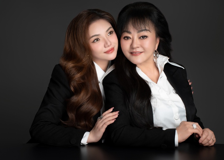 Myra Trần dịu dàng bên danh ca Hương Lan