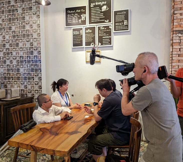 Hình ảnh anh Nguyễn Đức cùng ê kíp trong quá&nbsp;