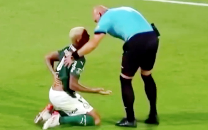 Cầu thủ suýt trả giá vì vu vạ trọng tài