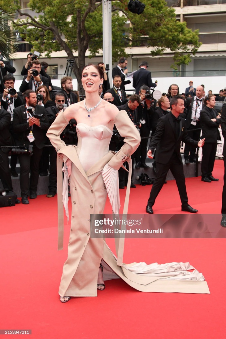 Vì thoạt nhìn cứ như sắp tụt đến nơi bởi phần váy phía dưới khiến công chúng liên tưởng đến mẫu áo măng tô dài tụt hẳn xuống tận eo.