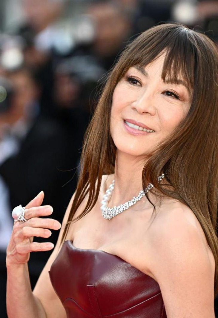 Dương Tử Quỳnh ‘lột xác' với diện mạo lạ lẫm, trẻ hơn 20 tuổi tại LHP Cannes- Ảnh 2.