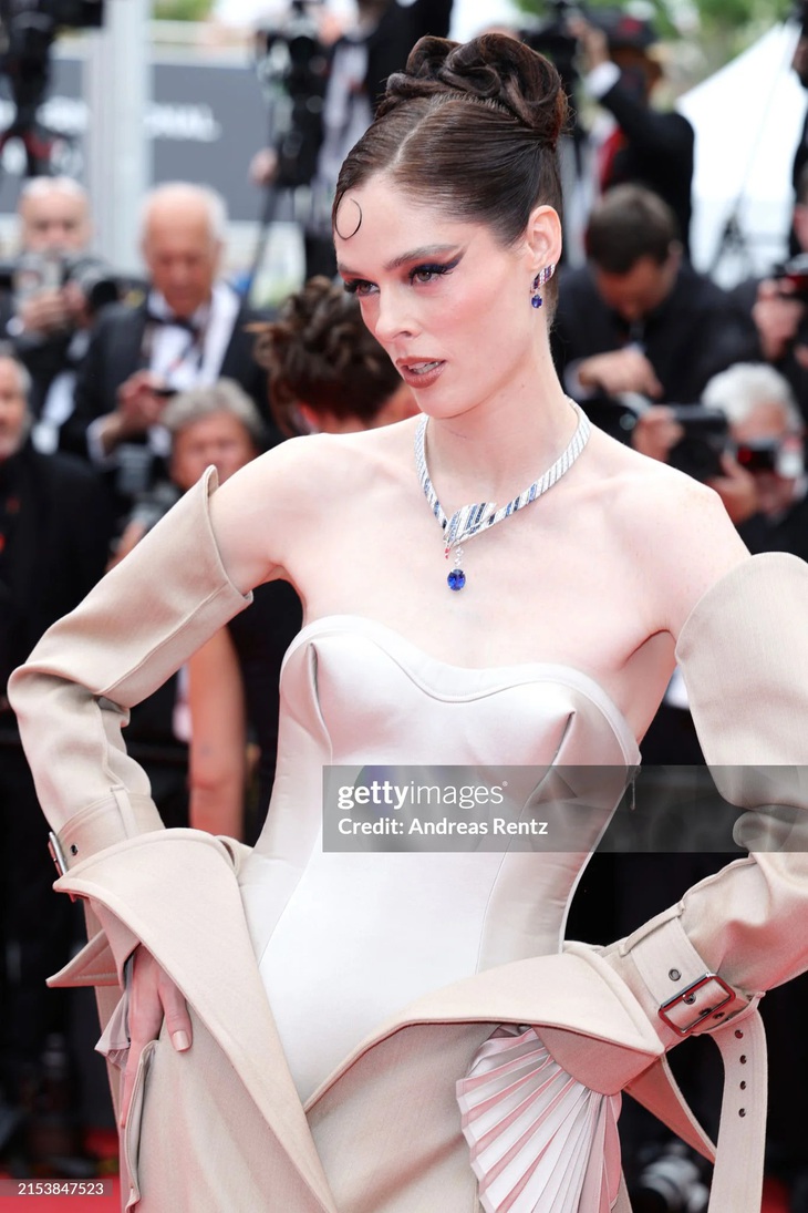 Tuy nhiên, không thể phủ nhận khả năng tạo dáng của Coco Rocha khi biến mọi khung hình trở thành bìa tạp chí.