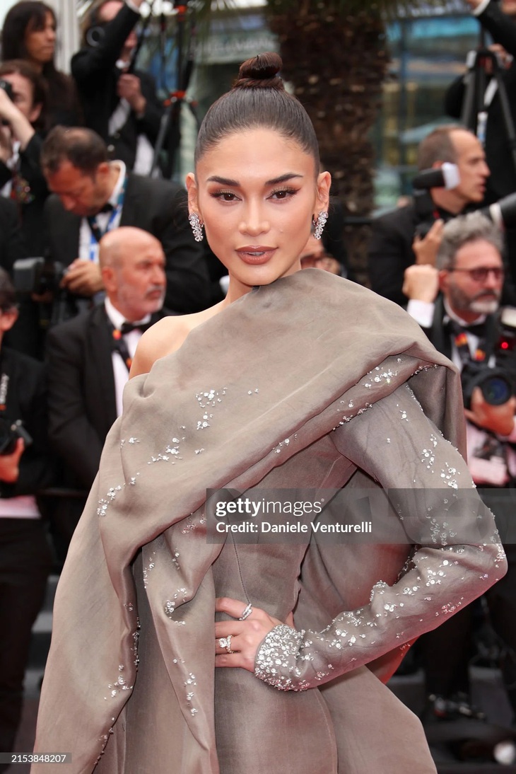 Trang phục của Hoa hậu Hoàn vũ Philippines là một thiết kế của thương hiệu Stephane Rolland