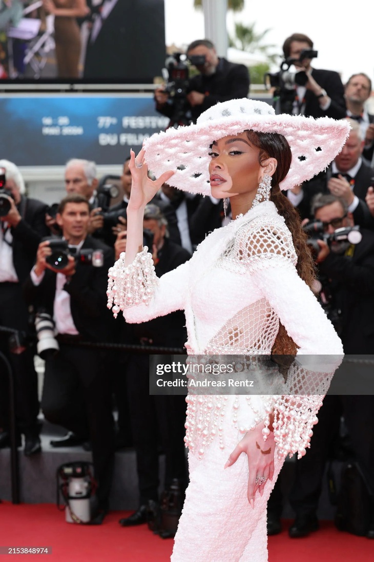 Cô nàng nhanh chóng biến thảm đỏ thành sàn catwalk với những góc ảnh cá tính và đầy phong cách trong mọi góc độ.