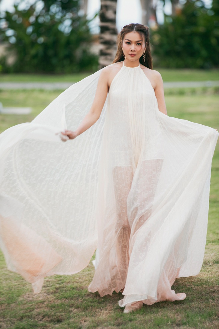 Một số khán giả nhận xét Thanh Hằng đã xử lý khéo léo, tinh tế khi phải diện bộ trang phục khó biểu diễn. Nếu không có nhiều kinh nghiệm, người mẫu dễ gặp sự cố.