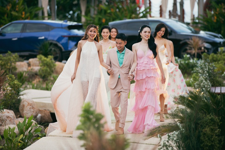 Cuối màn trình diễn, Thanh Hằng và Hương Giang cùng nắm tay NTK ra chào khán giả.