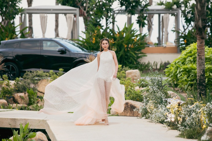 Cô được nhà thiết kế gửi gắm bộ trang phục có phom dáng như một chiếc áo yếm, kết hợp tà dài quét đất.