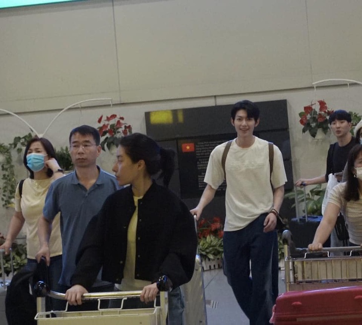 Vài ngày trước, người qua đường đã bắt gặp hình ảnh anh chàng tươi cười xuất hiện ở sân bay Tân Sơn Nhất.