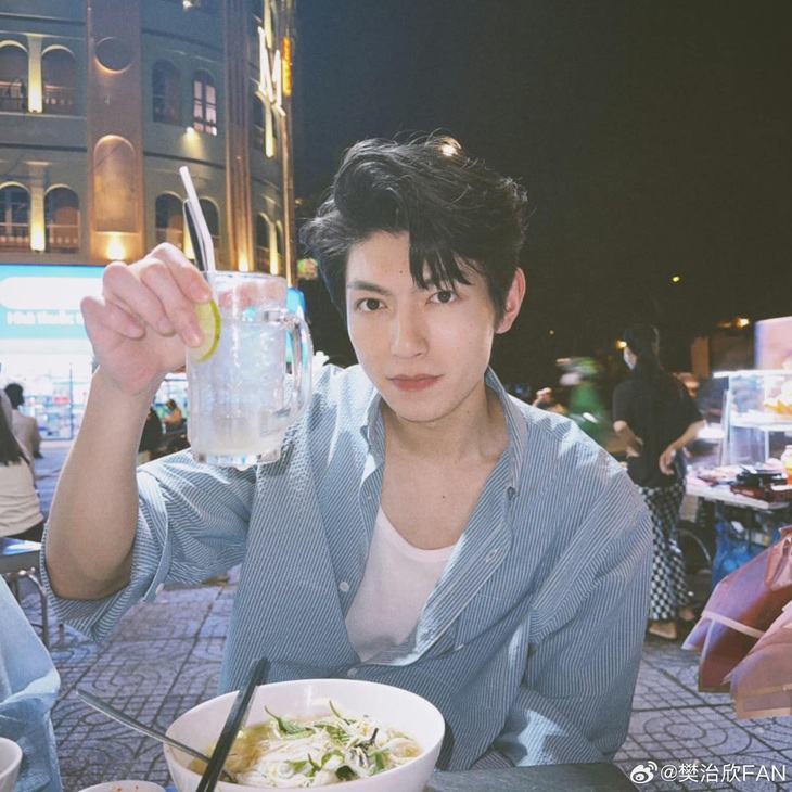 Ngay sau đó, Phàn Trị Hân cũng đã đăng tải loạt hình ảnh ăn phở tại Việt Nam lên Weibo khiến các fan Việt không khỏi tò mò và háo hức.