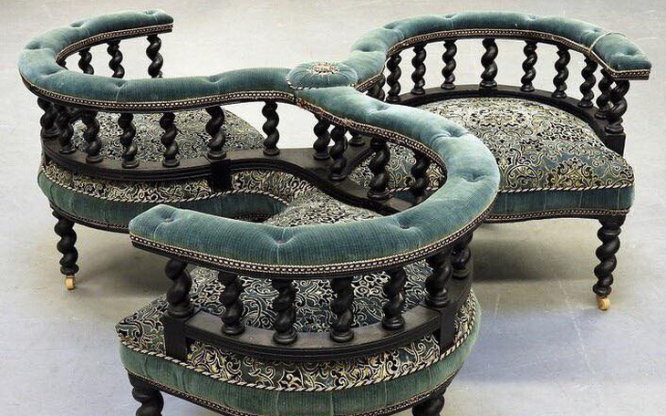 Độc lạ chiếc ghế tán tỉnh nhau 