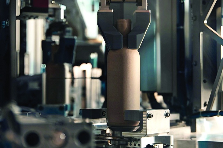 Chai giấy vừa lên khuôn, chuẩn bị hoàn thiện. Ảnh: Paboco