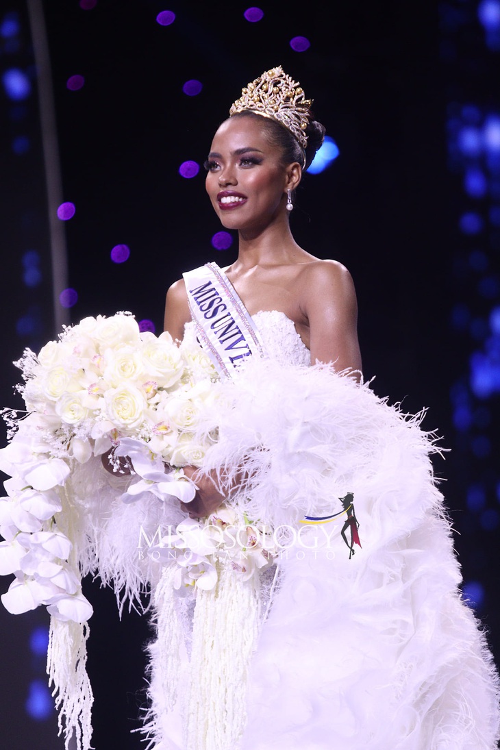 Trước đó, từng tham dự cuộc thi Hoa hậu Thế giới Philippines 2017 và dừng lại ở Top 15. Sau 7 năm không ngừng rèn luyện bản thân, cô quay trở lại cuộc thi Hoa hậu Hoàn vũ Philippines để hiện thực hóa giấc mơ vương miện. 