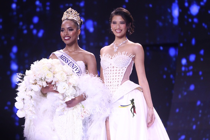 Mãi đến khi được nhân viên bên dưới khán đài nhắc, Hoa hậu tiền nhiệm mới quay sang đội lại vương miện một cách chỉn chu và chắc chắn hơn cho Chelsea Manalo.