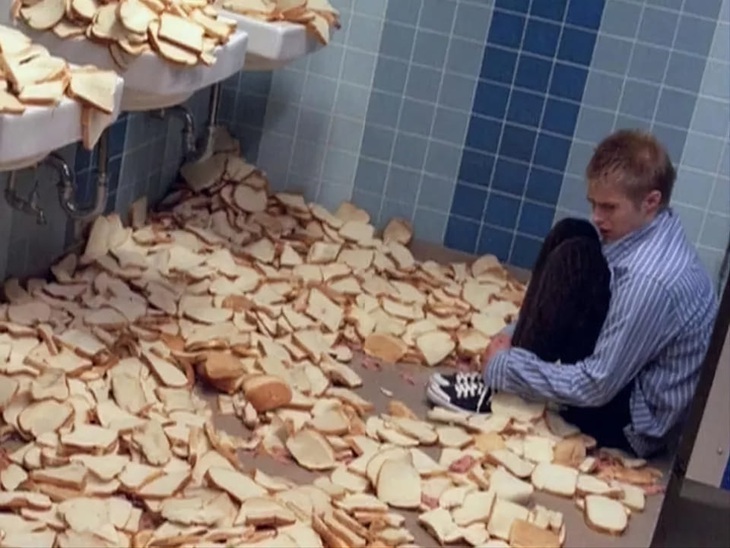 Tôi và đống bánh mì trí nhớ phải gặm cho cuộc thi ngày mai.