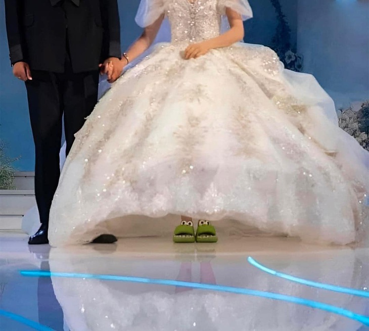 Chưa kịp lớn đã phải lấy chồng.