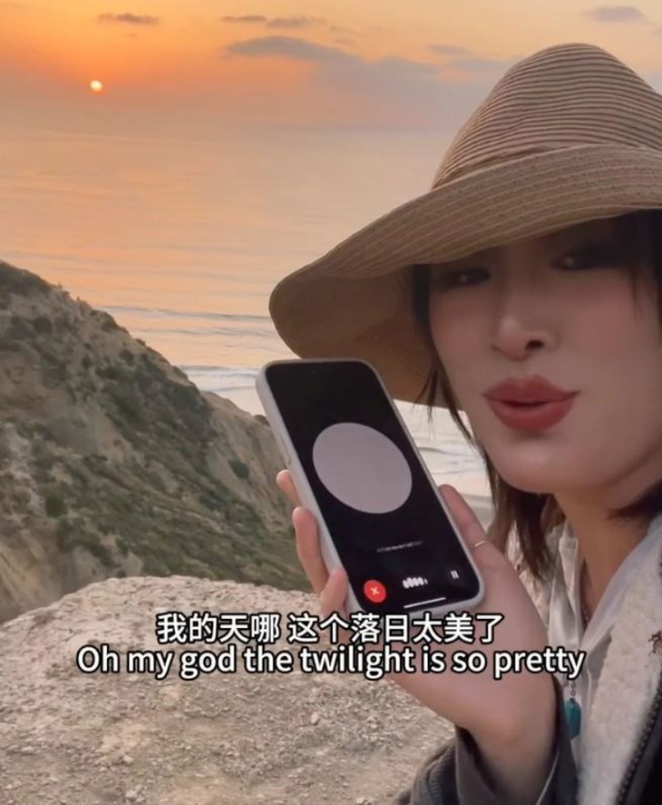 Cặp đôi cùng đi ngắm hoàng hôn trên một vách đá ven biển.