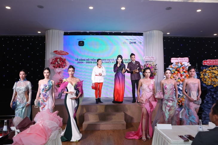 Tại sự kiện, NTK Quỳnh Paris giới thiệu bộ sưu tập&nbsp;Sen vô cùng độc đáo và quyến rũ. Đây cũng là tác phẩm sẽ được trình diễn tại đêm "Gala Cicon Seoul 2024" tháng 6 tới đây tại Hàn Quốc