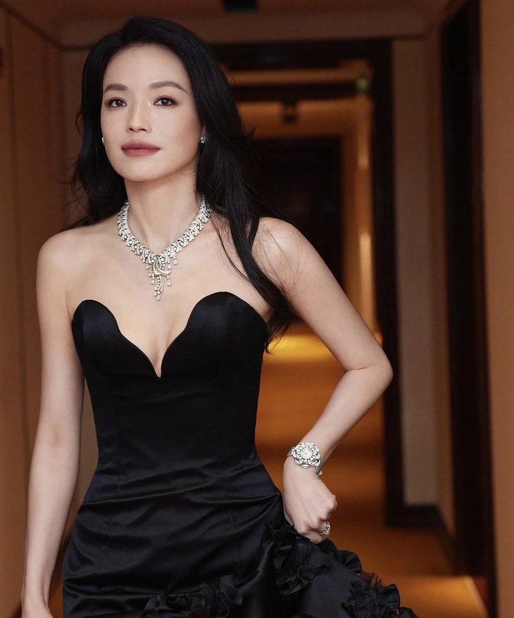 Bên cạnh tài năng diễn xuất, dù đã chạm ngưỡng 50 tuổi, Thư Kỳ vẫn được xem là hình mẫu của biết bao cô gái nhờ nhan sắc "lão hóa ngược".