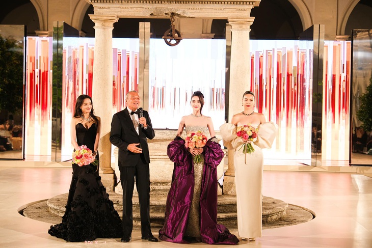 Visual sáng chói mắt của 'chị đại' Thư Kỳ ở tuổi 50- Ảnh 7.