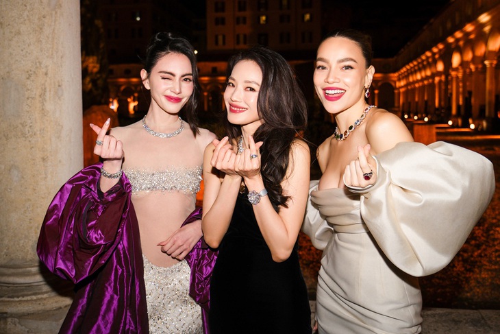 Trong khi mỹ nhân người Thái chọn bộ váy dạ hội lấp lánh, phô diễn trọn vòng eo phẳng lì thì Thư Kỳ khiến nhiều người choáng ngợp bởi visual xinh đẹp "bất chấp thời gian", có thể cân mọi góc chụp. Khoảnh khắc 3 mỹ nhân xuất hiện chung khung hình khiến cư dân mạng rần rần vì quá đỉnh.