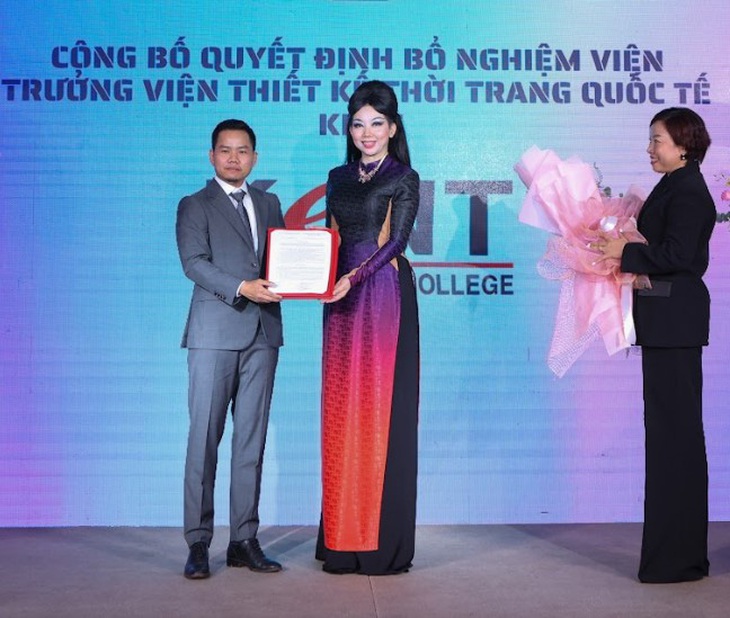 Đại diện Trường cao đẳng Quốc tế Kent trao quyết định viện trưởng cho tiến sĩ Nguyễn Quỳnh Như (Quỳnh Paris)