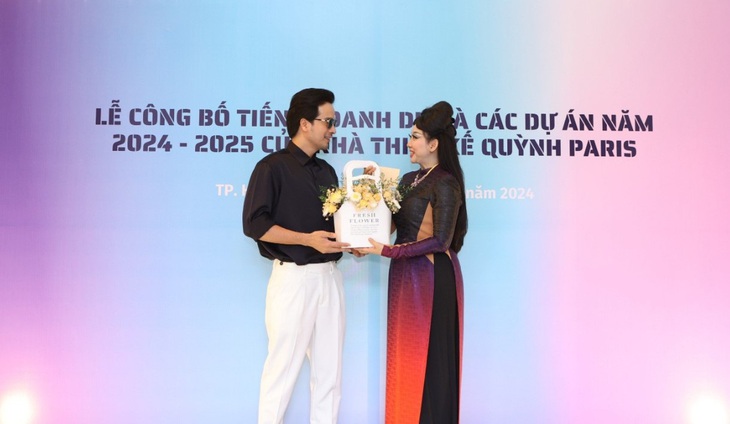 Diễn viên Đoàn Minh Tài cũng đến chúc mừng NTK Quỳnh Paris.