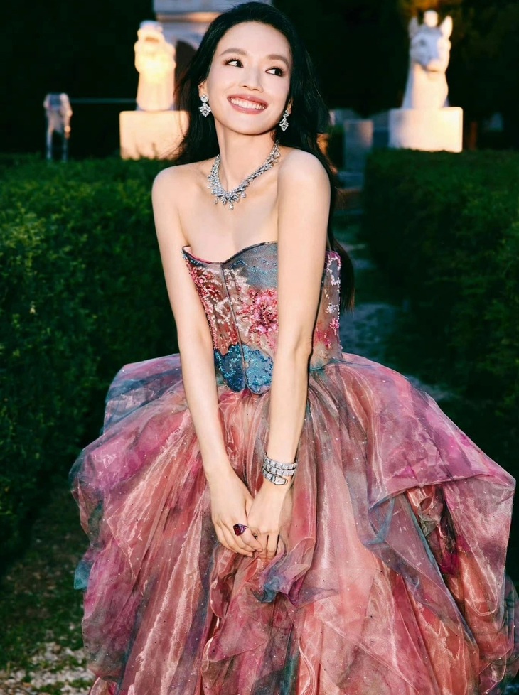 Mỹ nhân diện trang phục rực rỡ, toát lên khí chất sang trọng kiêu sa. Cô đeo bộ trang sức kim cương và đồng hồ nạm kim cương đắt giá