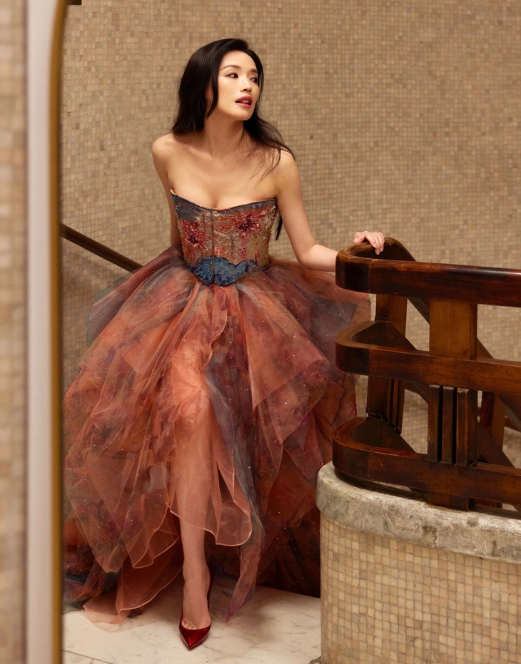 Cách đây không lâu, Thư Kỳ gây sốt khi xuất hiện tại một sự kiện tựa như nàng tiên mùa xuân. Trang phục được thiết kế mang màu sắc đặc trưng rực rỡ của hoàng hôn, theo phong cách lãng mạn, với nhiều lớp váy voan bồng bềnh vẫn phù hợp với khí chất sang trọng kiêu kỳ của ngôi sao Nhiếp Ẩn Nương.