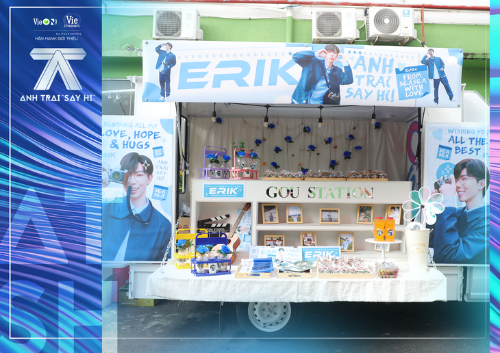 Bên ngoài chiếc xe được trang trí băng rôn và những hình ảnh siêu dễ thương của Anh trai Erik, với dòng nhắn nhủ của fan: "Sending all my love, hope and hugs".