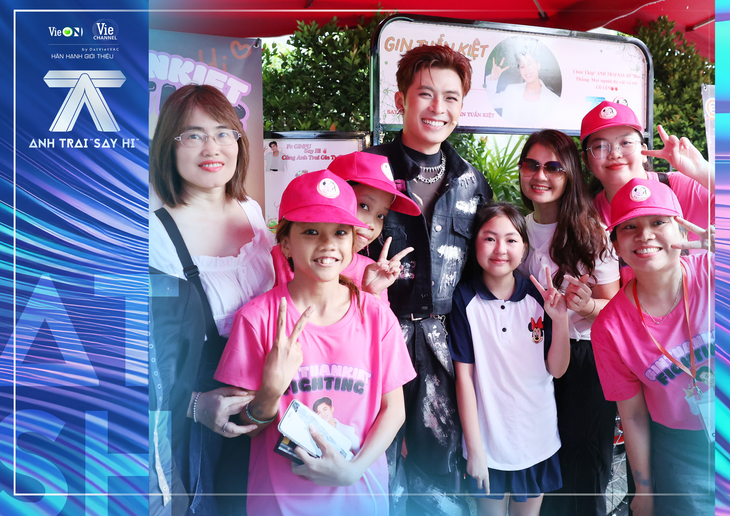 Đặc biệt, trong số những bạn đại diện FC GinPu mang food truck đến phim trường có một số fan đến từ Hà Nội đã bay vào TP.HCM để "say hi" và ủng hộ Anh trai Gin Tuấn Kiệt. Có fan nhí không ngại quãng đường xa đến TP.HCM để được gặp và ôm Anh trai Gin.