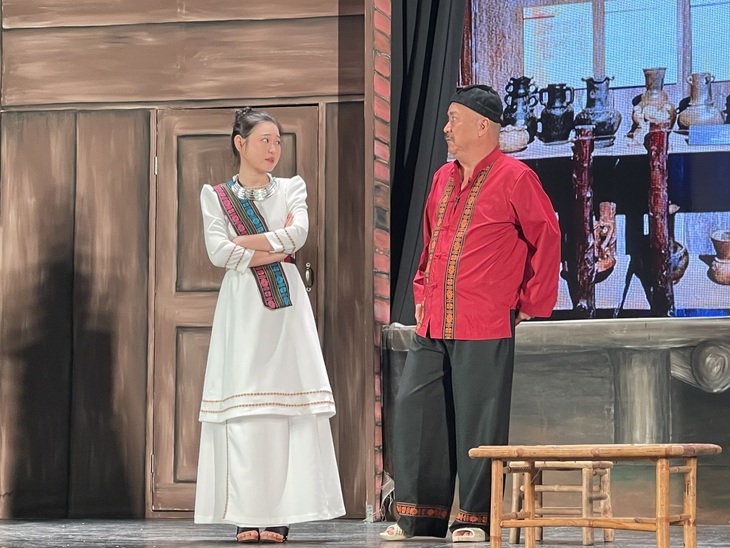 Trong đó, hai cha con Hoàng Sơn vào hai vai phụ. Hoàng Sơn là một phú hộ giàu có mở cuộc kén rể cho cô con gái duy nhất là Trinh (Hoàng Yến).