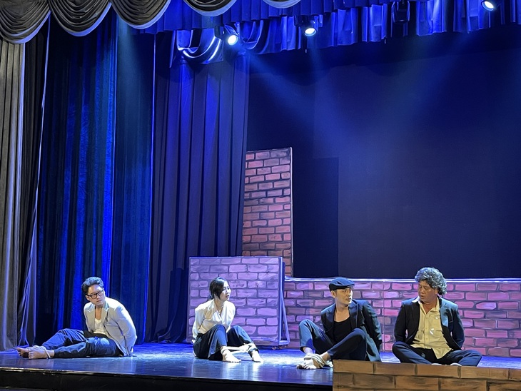 Để trả thù ba kẻ gây ra cái chết cho người yêu mình và cô gái lấy trộm bản đồ, Sơn đã xây mật đạo và bắt nhốt bốn người để hành hạ.