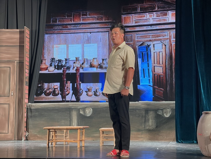 Lê Nam vai Nhị ca cũng tham gia ứng tuyển kén rể, tuy nhiên thực tế anh ta chỉ dòm ngó tài sản kếch xù của gia đình ông Bảy.