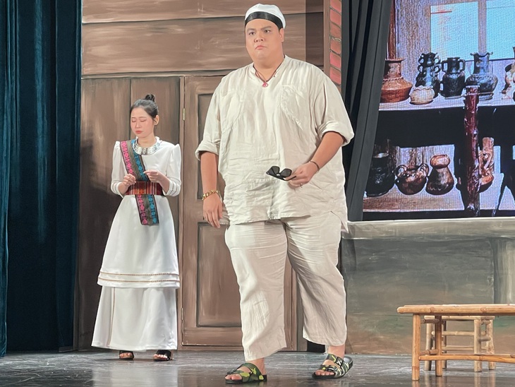 Hoàng Hải vào vai anh chàng thiếu gia của gia tộc mấy đời hành nghề thiến heo đến ứng tuyển kén rể. Với bản tính thô lỗ, anh Mập đã làm ông Bảy từ tái mặt đến 'xịt keo cứng ngắt' vì nói chuyện trời ơi đất hỡi.