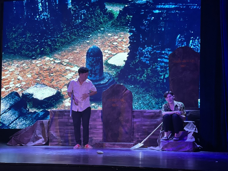 Biến cố ập đến khi Đại ca, Nhị ca và Hợp đào mộ người chết và lấy cắp những món đồ cổ quý giá đem vào rừng sâu chôn. Sau đó, họ vẽ bản đồ trên một tấm vải trắng và chia làm ba phần.