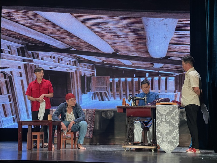 Sau thời gian im ắng chờ câu chuyện trộm mộ lắng xuống, cả ba tìm đến Sơn - người làm thợ may có tiếng trong vùng - để ráp lại ba mảnh vải của tấm bản đồ với giá 10 triệu đồng.