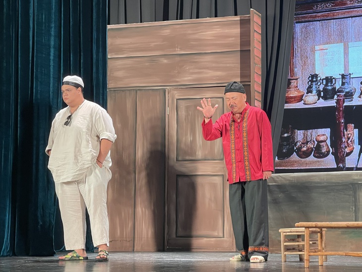 Tại đây, nhiều mảng miếng hài hước khiến khán giả cười không ngớt được cha con nghệ sĩ Hoàng Sơn và Hoàng Hải tung hứng vô cùng ăn ý là duyên dáng.