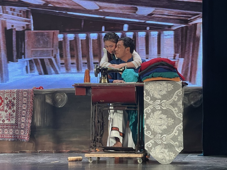 Gã thợ may kể về câu chuyện của một người đàn ông làm nghề thợ may hiền lành, chất phác. Anh có mối tình với Trinh - con gái một phú ông giàu có. Tuy nhiên, vì không có đủ 50 cây vàng để hỏi cưới, anh đã liên tục làm việc ngày đêm.