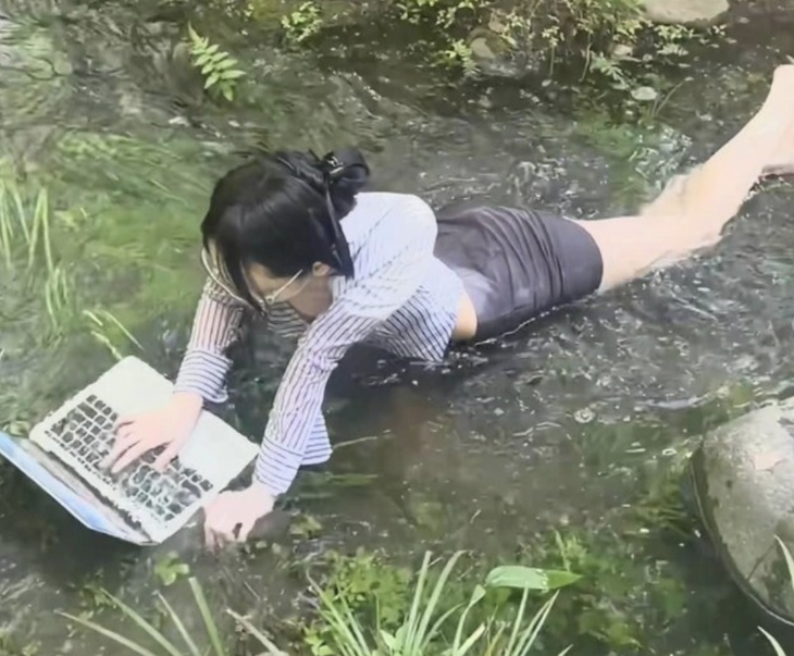 Đang đi "chữa lành" mà sếp nhắn tin: "Ủa em?!". 