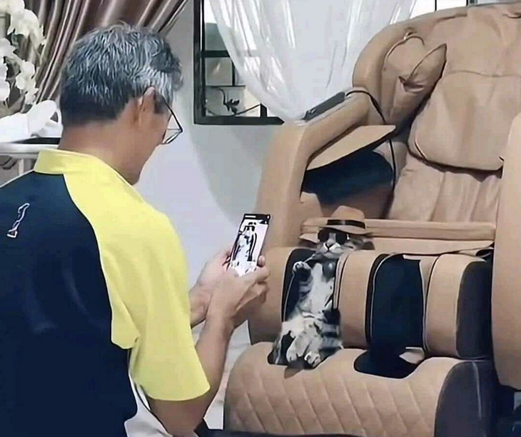 Bố và con trai ruột của ông ấy. 