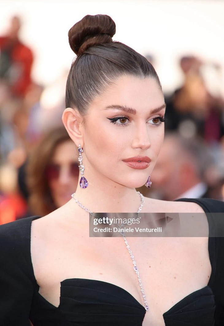 Isabella Menin toát lên khí chất quyền lực trong bộ váy đuôi cá đen đính lông vũ, ôm sát cơ thể.