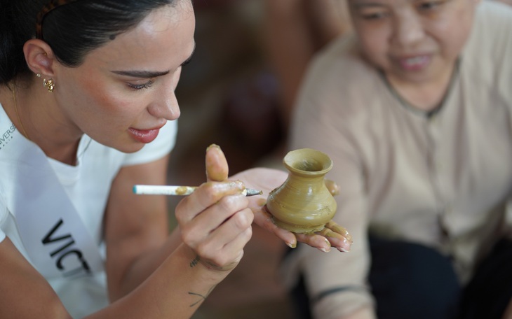 Dàn hoa hậu Úc dạo bộ, nặn gốm gây chú ý ở Hội An