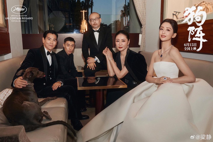 Vợ chồng đạo diễn Quản Hồ và nhà sản xuất Lương Tịnh (vợ đạo diễn) cùng Bành Vu Yến, Đồng Lệ Á, chú cún Tiểu Xin tại LHP Cannes