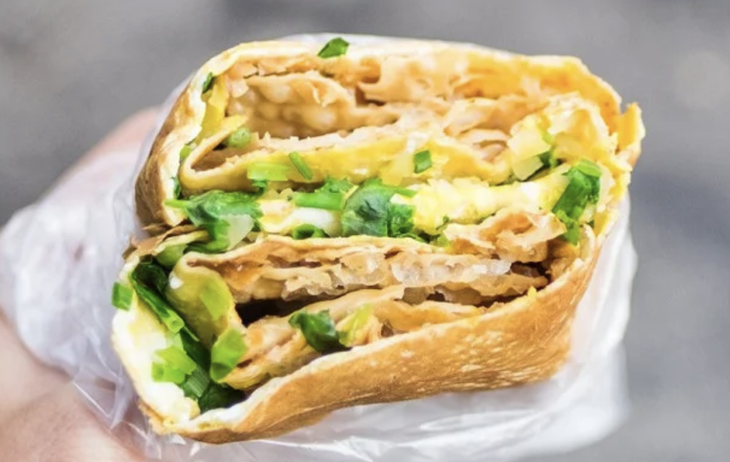 Chiếc bánh xèo jian bing thường được gấp lại khi ăn hoặc được cắt nhỏ. 