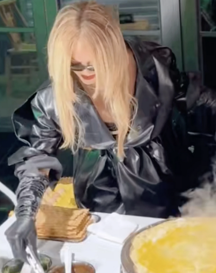 Dù mới làm lần đầu nhưng Rihanna vẫn có thể tạo nên một chiếc bánh xèo ngon như một 