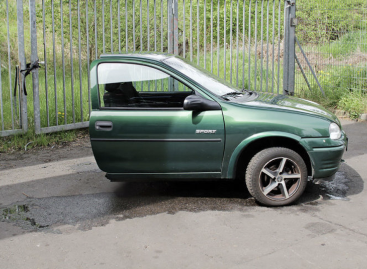 Người đàn ông rao bán chiếc ô tô được cắt đôi sau vụ ly hôn. 