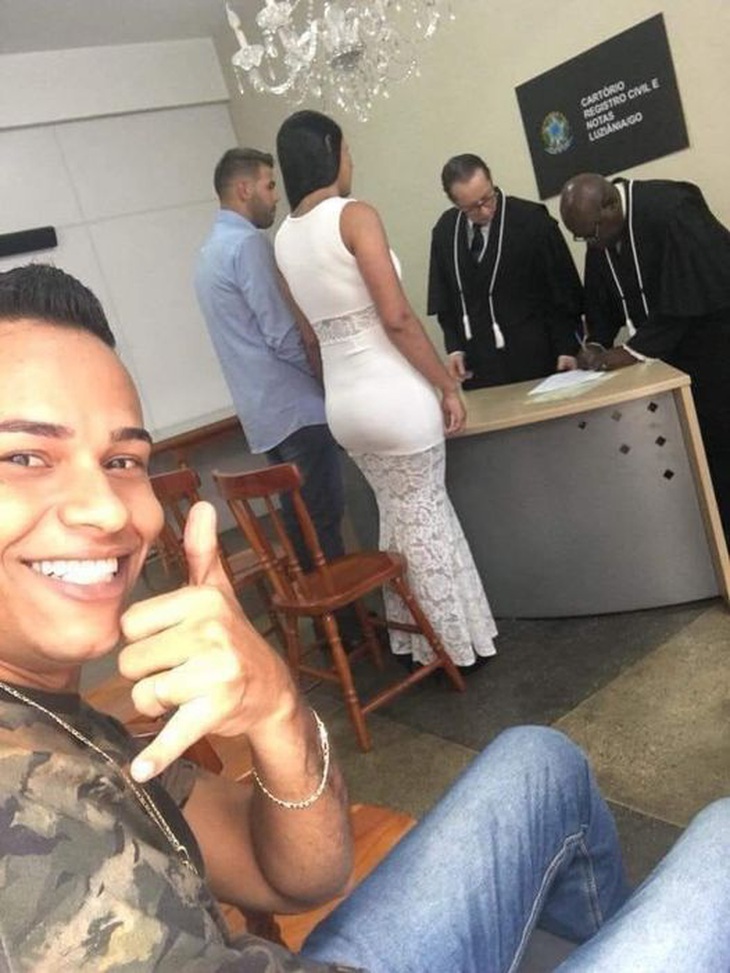 Con em tui nó đi lấy chồng rồi. 