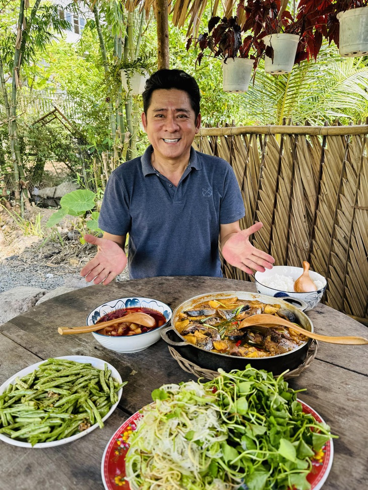 Mỗi video nấu cơm quê của tài tử U60 thu hút triệu lượt xem