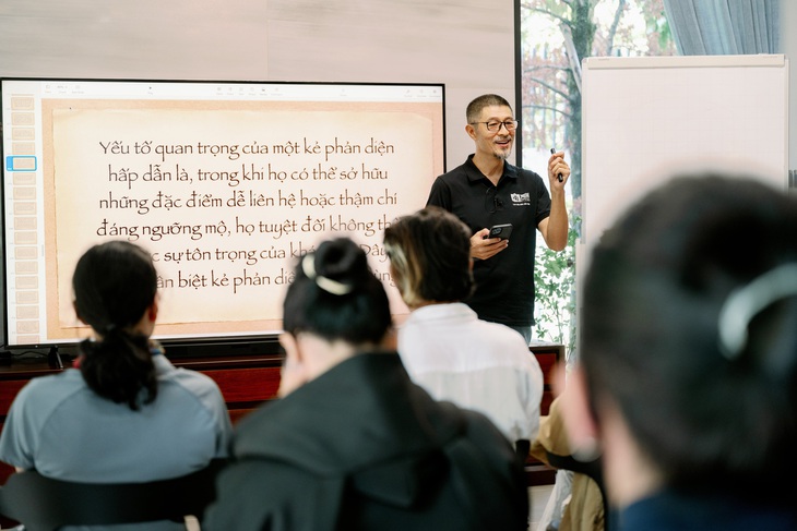 Đạo diễn Charlie Nguyễn tại workshop “Story development and script analysis”