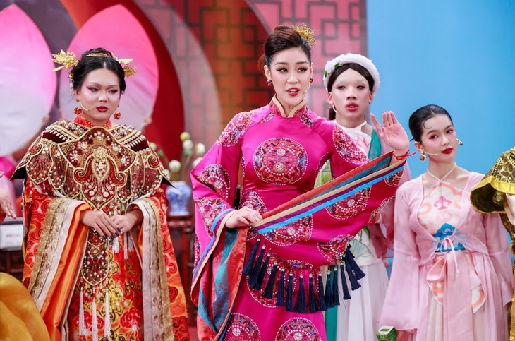 Khánh Vân và Phạm Thoại tung hứng ăn ý, tạo nên tiếng cười vui nhộn cho phần thi livestream liên hoàn.